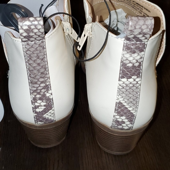 TIME AND TRU IVORY SNAKE TRIM 2/$24 - Picture 8 of 8